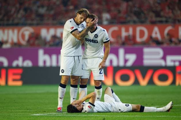 Maercel Franke (Karlsruher SC) mit Christoph Kobald (Karlsruher SC) und Deniz Ofli (Karlsruher SC), Emotionen, Geste, Gestik, Mimik 1.FC Kaiserslautern vs Karlsruher SC, Fussball, 2. Bundesliga, 02. Spieltag, Saison 2026 2027, 15.08.2026 1.FC Kaiserslautern vs Karlsruher SC, Fussball, 2. Bundesliga, 02. Spieltag, Saison 2026 2027, 15.08.2026 *** Maercel Franke, Karlsruher SC, with Christoph Kobald, Karlsruher SC, and Deniz Ofli, Karlsruher SC; emotions, gestures, body language, facial expressions; 1. FC Kaiserslautern vs. Karlsruher SC, soccer, 2. Bundesliga, Matchday 2, 2026–2027 season, August 15, 2026 1 FC Kaiserslautern vs. Karlsruher SC, soccer, 2. Bundesliga, Matchday 2, 2026–2027 season, August 15, 2026 Copyright: xEibnerxPressefotox EP_ANS