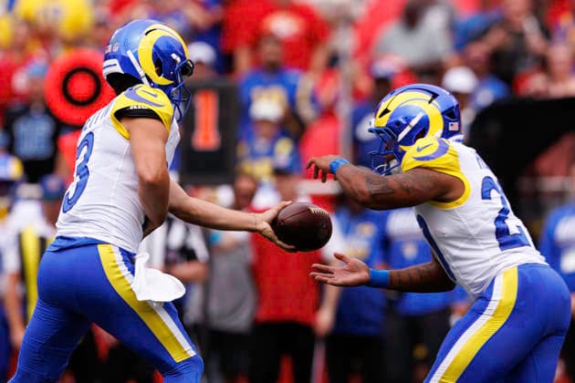 KANSAS CITY, MO - AUGUST 15: Los Angeles Rams quarterback Stetson Bennett IV (13) hands off to Los Angeles Rams running back Ronnie Rivers (20) during the first half against the Kansas City Chiefs on August 15th at Arrowhead Stadium in Kansas City, Missouri. (Photo by William Purnell Icon Sportswire) NFL, American Football Herren, USA AUG 15 Rams at Chiefs EDITORIAL USE ONLY Icon2026081501155