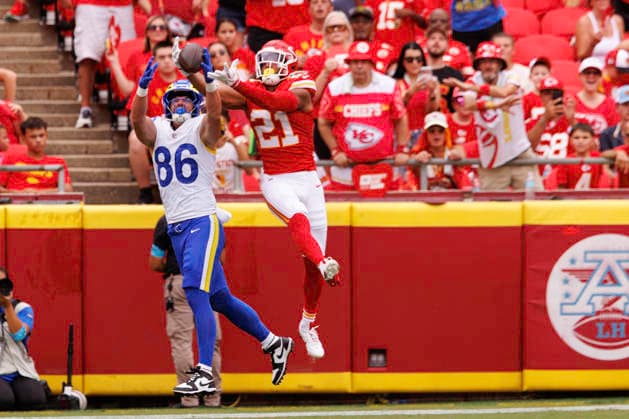 KANSAS CITY, MO - AUGUST 15: Los Angeles Rams tight end Max Klare (86) reaches for a pass around Kansas City Chiefs safety Jaden Hicks (21) during the first halfon August 15th at Arrowhead Stadium in Kansas City, Missouri. (Photo by William Purnell Icon Sportswire) NFL, American Football Herren, USA AUG 15 Rams at Chiefs EDITORIAL USE ONLY Icon2026081501502