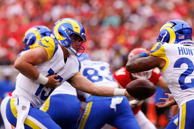 KANSAS CITY, MO - AUGUST 15: Los Angeles Rams quarterback Stetson Bennett IV (13) hands off during the first half against the Kansas City Chiefson August 15th at Arrowhead Stadium in Kansas City, Missouri. (Photo by William Purnell Icon Sportswire) NFL, American Football Herren, USA AUG 15 Rams at Chiefs EDITORIAL USE ONLY Icon2026081501670