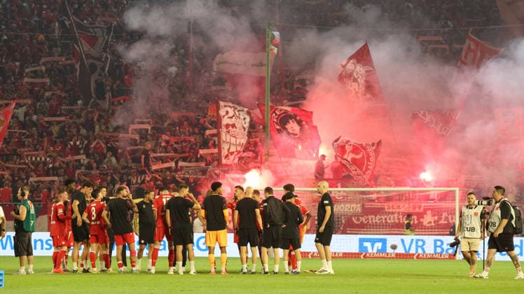 15.08.2026, xrekx, Fussball 2.Bundesliga, 1.FC Kaiserslautern - Karlsruher SC v.l. Teamkreis FCK Mannschaft FCK Fans ,Stimmung, Schals, Ultras, Zuschauer, Besucher, Choreo, Choreografie, atmosphere, scarves, spectators, visitors (DFL DFB REGULATIONS PROHIBIT ANY USE OF PHOTOGRAPHS as IMAGE SEQUENCES and or QUASI-VIDEO) Kaiserslautern *** August 15, 2026, xrekx, Soccer 2. Bundesliga, 1. FC Kaiserslautern vs. Karlsruher SC, FCK team circle, FCK squad, FCK fans, atmosphere, scarves, ultras, spectators, visitors, choreography, choreography, atmosphere, scarves, spectators, visitors DFL DFB REGULATIONS PROHIBIT ANY USE OF PHOTOGRAPHS as IMAGE SEQUENCES and or QUASI-VIDEO Kaiserslautern