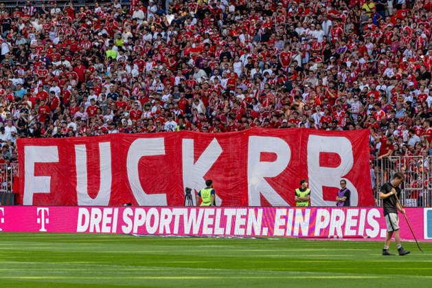 Ein Transparent mit der Aufschrift Fuck RB GER, FC Bayern Muenchen vs. RB Leipzig, Fussball, Telekom-Cup, Testspiel, Spielzeit 2026 2027, 15.08.2026 (DFL DFB REGULATIONS PROHIBIT ANY USE OF PHOTOGRAPHS as IMAGE SEQUENCES and or QUASI-VIDEO). Foto: HMB Media Heike Feiner *** A banner reading Fuck RB GER, FC Bayern Munich vs. RB Leipzig, soccer, Telekom Cup, friendly match, 2026–2027 season, August 15, 2026 DFL DFB REGULATIONS PROHIBIT ANY USE OF PHOTOGRAPHS as IMAGE SEQUENCES and or QUASI-VIDEO Photo: HMB Media, Heike Feiner Copyright: HMBxMedia HeikexFeiner