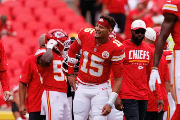 KANSAS CITY, MO - AUGUST 15: Kansas City Chiefs quarterback Patrick Mahomes (15) on the field during warmups prior to the game against the Los Angeles Rams on August 15th at Arrowhead Stadium in Kansas City, Missouri. (Photo by William Purnell Icon Sportswire) NFL, American Football Herren, USA AUG 15 Rams at Chiefs EDITORIAL USE ONLY Icon2026081500731