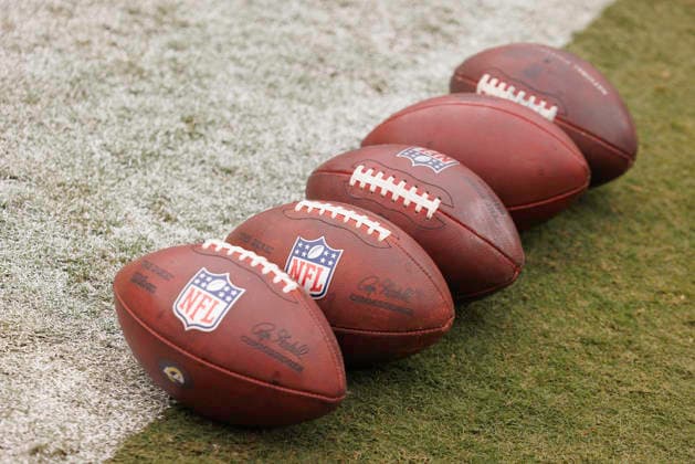 KANSAS CITY, MO - AUGUST 15: Practice balls sit on the sidelines prior to the game between the Kansas City Chiefs and the Los Angeles Rams on August 15th at Arrowhead Stadium in Kansas City, Missouri. (Photo by William Purnell Icon Sportswire) NFL, American Football Herren, USA AUG 15 Rams at Chiefs EDITORIAL USE ONLY Icon2026081501755
