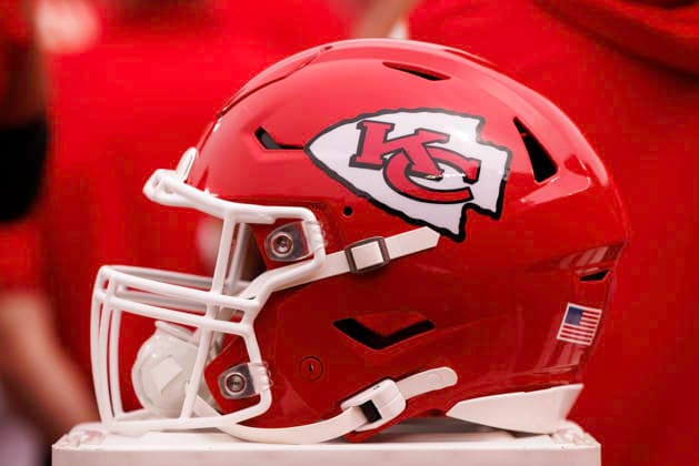 KANSAS CITY, MO - AUGUST 15: Kansas City Chiefs helmet sits on the sidelines during the first half against the Los Angeles Rams on August 15th at Arrowhead Stadium in Kansas City, Missouri. (Photo by William Purnell Icon Sportswire) NFL, American Football Herren, USA AUG 15 Rams at Chiefs EDITORIAL USE ONLY Icon2026081501830