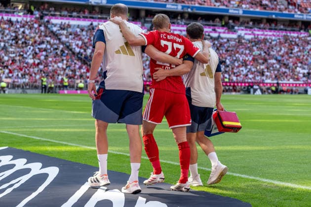 Konrad Laimer (FC Bayern Muenchen, 27) muss bereits nach wenigen Minuten mit Schmerzen an der Seitenlinie behandelt und frueh ausgewechselt werden, sein Oberschenkel ist bandagiert GER, FC Bayern Muenchen vs. RB Leipzig, Fussball, Telekom-Cup, Testspiel, Spielzeit 2026 2027, 15.08.2026 (DFL DFB REGULATIONS PROHIBIT ANY USE OF PHOTOGRAPHS as IMAGE SEQUENCES and or QUASI-VIDEO). Foto: HMB Media Heike Feiner *** Konrad Laimer of FC Bayern Munich, 27, had to be treated on the sideline for pain just a few minutes into the game and was substituted early; his thigh is bandaged (GER), FC Bayern Munich vs. RB Leipzig, Soccer, Telekom Cup, Friendly Match, 2026–2027 Season, August 15, 2026 DFL DFB regulations prohibit any use of photographs as image sequences and or quasi-video. Photo: HMB Media, Heike Feiner Copyright: HMBxMedia HeikexFeiner