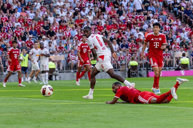 Jonathan Tah (FC Bayern Muenchen, 04) kommt hier zu spaet gegen Ezechiel Banzuzi (RB Leipzig, 06) GER, FC Bayern Muenchen vs. RB Leipzig, Fussball, Telekom-Cup, Testspiel, Spielzeit 2026 2027, 15.08.2026 (DFL DFB REGULATIONS PROHIBIT ANY USE OF PHOTOGRAPHS as IMAGE SEQUENCES and or QUASI-VIDEO). Foto: HMB Media Heike Feiner *** Jonathan Tah, FC Bayern Munich, 04, is too late here against Ezechiel Banzuzi, RB Leipzig, 06 GER; FC Bayern Munich vs. RB Leipzig, soccer, Telekom Cup, friendly match, 2026–2027 season, August 15, 2026 DFL DFB regulations prohibit any use of photographs as image sequences and or quasi-video. Photo: HMB Media, Heike Feiner Copyright: HMBxMedia HeikexFeiner
