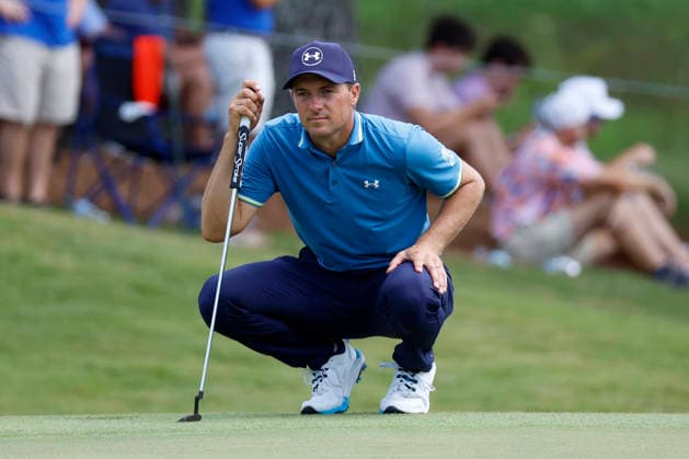 MEMPHIS, TN - AUGUST 15: Jordan Spieth of the United States squats to read a putt on No. 6 during the third round of the FedEx St. Jude Championship, August 15, 2026, at TPC Southwind in Memphis, Tennessee. (Photo by Matthew Maxey Icon Sportswire) GOLF: AUG 15 PGA, Golf Herren FedEx St. Jude Championship EDITORIAL USE ONLY Icon260815044
