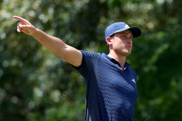 MEMPHIS, TN - AUGUST 15: Ludvig Aberg of Sweden points to the right as he watches his tee shot on No. 7 during the third round of the FedEx St. Jude Championship, August 15, 2026, at TPC Southwind in Memphis, Tennessee. (Photo by Matthew Maxey Icon Sportswire) GOLF: AUG 15 PGA, Golf Herren FedEx St. Jude Championship EDITORIAL USE ONLY Icon260815051