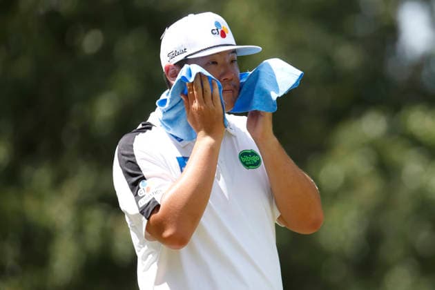 MEMPHIS, TN - AUGUST 15: Sungjae Im of Korea wipes his face with a wet towel during the third round of the FedEx St. Jude Championship, August 15, 2026, at TPC Southwind in Memphis, Tennessee. (Photo by Matthew Maxey Icon Sportswire) GOLF: AUG 15 PGA, Golf Herren FedEx St. Jude Championship EDITORIAL USE ONLY Icon260815056