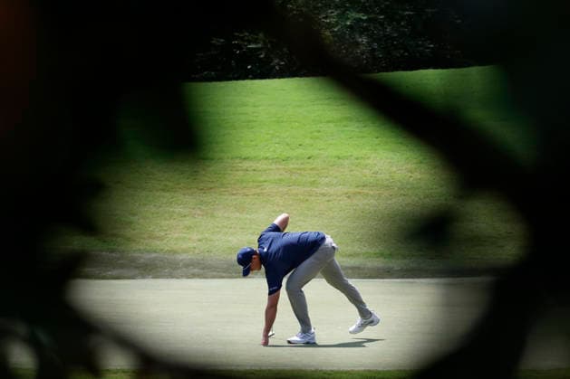 MEMPHIS, TN - AUGUST 15: Ludvig Aberg of Sweden retrieves his ball from the hole on No. 8 during the third round of the FedEx St. Jude Championship, August 15, 2026, at TPC Southwind in Memphis, Tennessee. (Photo by Matthew Maxey Icon Sportswire) GOLF: AUG 15 PGA, Golf Herren FedEx St. Jude Championship EDITORIAL USE ONLY Icon260815058