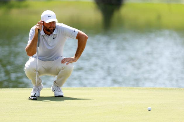MEMPHIS, TN - AUGUST 15: Scottie Scheffler of the United States squats to read a putt on the No. 9 green during the third round of the FedEx St. Jude Championship, August 15, 2026, at TPC Southwind in Memphis, Tennessee. (Photo by Matthew Maxey Icon Sportswire) GOLF: AUG 15 PGA, Golf Herren FedEx St. Jude Championship EDITORIAL USE ONLY Icon260815064