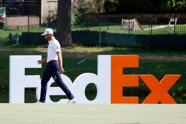 MEMPHIS, TN - AUGUST 15: Sam Burns of the United States walks on the No. 18 green during the third round of the FedEx St. Jude Championship, August 15, 2026, at TPC Southwind in Memphis, Tennessee. (Photo by Matthew Maxey Icon Sportswire) GOLF: AUG 15 PGA, Golf Herren FedEx St. Jude Championship EDITORIAL USE ONLY Icon260815069
