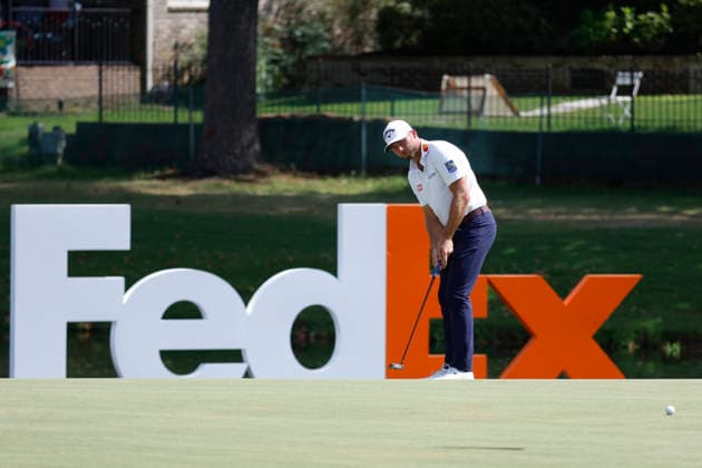 MEMPHIS, TN - AUGUST 15: Sam Burns of the United States watches his putt on No. 18 during the third round of the FedEx St. Jude Championship, August 15, 2026, at TPC Southwind in Memphis, Tennessee. (Photo by Matthew Maxey Icon Sportswire) GOLF: AUG 15 PGA, Golf Herren FedEx St. Jude Championship EDITORIAL USE ONLY Icon260815071