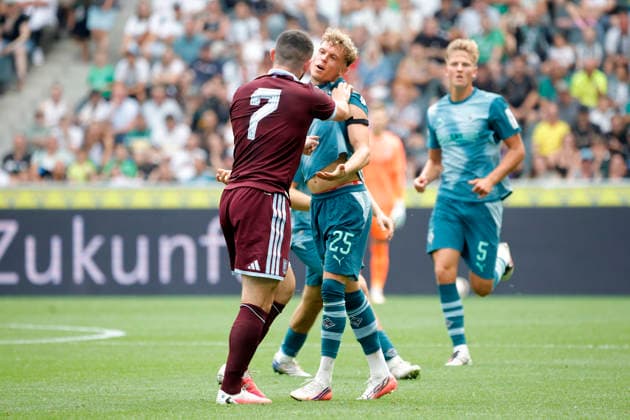Moenchengladbach, Deutschland, Germany 1. Fussball Bundesliga, Testspiel, Borussia Moenchengladbach : Aston Villa 2-1 15.08. 2026 im Borussia Park in Moenchengladbach John MC GINN (Aston Villa) li.- zieht Robin HACK (MG) re.- am Trikot Photo: Norbert Schmidt, Duesseldorf *** Mönchengladbach, Germany, German Bundesliga, Friendly Match, Borussia Mönchengladbach vs. Aston Villa 2–1 on August 15, 2026, at Borussia Park in Mönchengladbach; John MC GINN (Aston Villa, left) pulls on Robin HACK’s (MG, right) jersey. Photo by Norbert Schmidt, Düsseldorf