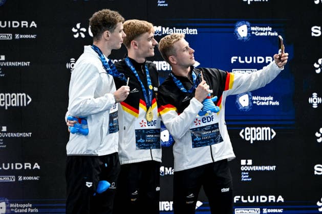 Zalan Sarkany of Hungary, silver, Johannes Liebmann of Germany, gold and new world record, Oliver Klemet of Germany, bronze make a selfie on the podium after competing in the swimming 1500m Freestyle Men Final during the European Aquatics Championships at the Olympic Aquatic Center in Paris (France), August 15, 2026. Andrea Masini Deepbluemedia Insidefoto