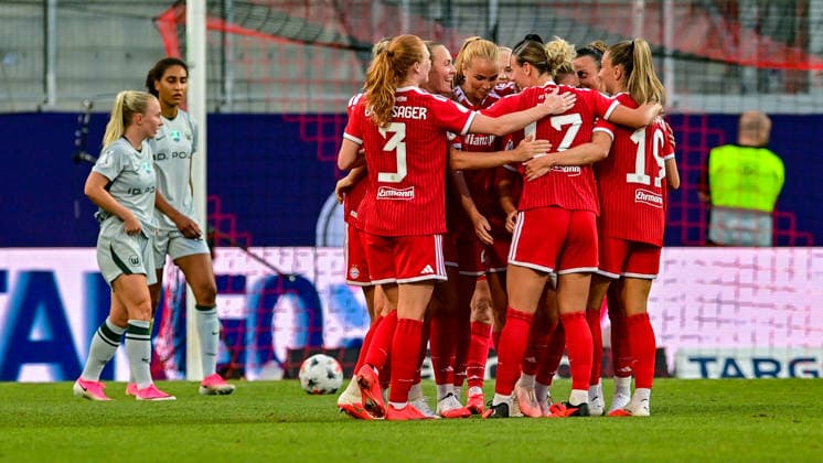 Spielerinnen des FC Bayern mit Torjubel, Jubel, Torjubel, Torerfolg, celebrate the goal, goal, celebration, Jubel ueber das Tor zum 2:0 durch Klara BUEHL (FC Bayern Muenchen, FCB, 17) , optimistisch, Action, Aktion, Spielerinnen des VfL Wolfsburg enttaeuscht schauend, Enttaeuschung, Frustration, disappointed, pessimistisch, 15.08.2026, Ingolstadt (Deutschland), Fussball, Google Pixel Supercup, FC Bayern München - VfL Wolfsburg, DFB DFL REGULATIONS PROHIBIT ANY USE OF PHOTOGRAPHS AS IMAGE SEQUENCES AND OR QUASI-VIDEO. *** FC Bayern players celebrating a goal, cheering, goal celebration, goal scored, celebrating the goal, goal, celebration, cheering over the 2-0 goal by Klara BUEHL, FC Bayern Munich, FCB, 17, optimistic, action, VfL Wolfsburg players looking disappointed, disappointment, frustration, disappointed, pessimistic, August 15, 2026, Ingolstadt, Germany, soccer, Google Pixel Super Cup, FC Bayern Munich vs. VfL Wolfsburg, DFB DFL regulations prohibit any use of photographs as image sequences and or quasi-video xslx