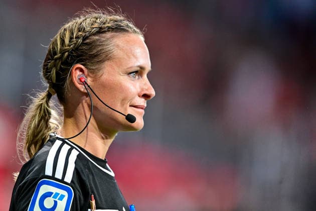 Linienrichterin Annette Raith, Einzelbild, Aktion, Action, 15.08.2026, Ingolstadt (Deutschland), Fussball, Google Pixel Supercup, FC Bayern München - VfL Wolfsburg, DFB DFL REGULATIONS PROHIBIT ANY USE OF PHOTOGRAPHS AS IMAGE SEQUENCES AND OR QUASI-VIDEO. *** Lineswoman Annette Raith, single frame, action, August 15, 2026, Ingolstadt, Germany, soccer, Google Pixel Super Cup, FC Bayern Munich vs. VfL Wolfsburg, DFB and DFL regulations prohibit any use of photographs as image sequences and or quasi-video xslx
