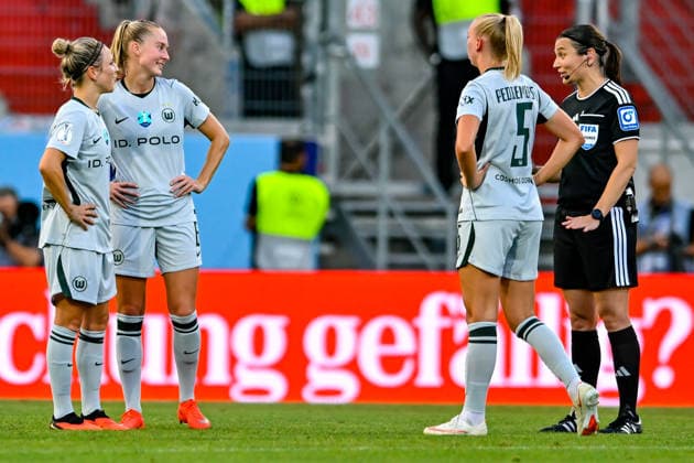 v.li.: Svenja Huth (Wolfsburg, 10) Janina Minge (Wolfsburg, 6) und Ella Peddemors (Wolfsburg, 5) warten auf die Verkündung der VAR Entscheidung ob der Ball hinter der Torlinie war und das Tor zählt und schauen gespannt auf Angelika Soeder (Schiedsrichterin, Referee), 15.08.2026, Ingolstadt (Deutschland), Fussball, Google Pixel Supercup, FC Bayern München - VfL Wolfsburg, DFB DFL REGULATIONS PROHIBIT ANY USE OF PHOTOGRAPHS AS IMAGE SEQUENCES AND OR QUASI-VIDEO. *** From left: Svenja Huth (Wolfsburg), 10 Janina Minge of Wolfsburg, age 6, and Ella Peddemors of Wolfsburg, age 5, are waiting for the VAR decision on whether the ball crossed the goal line and the goal counts, and are watching intently as referee Angelika Soeder makes her call, August 15, 2026, Ingolstadt, Germany, soccer, Google Pixel Super Cup, FC Bayern Munich vs. VfL Wolfsburg, DFB and DFL regulations prohibit any use of photographs as image sequences and or quasi-video xslx