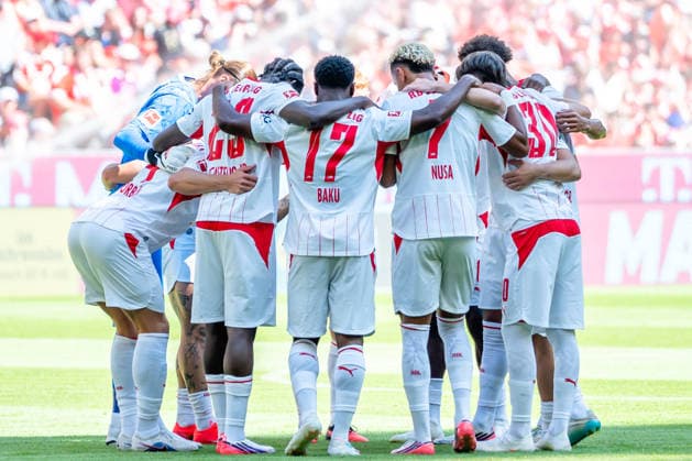 München, Deutschland 15. August 2026: Telekom Cup - 2026 - FC Bayern München gegen RB Leipzig Im Bild: Die Spieler von Leipzig bilden einen Mannschaftskreis zum Schulterschluss. *** Munich, Germany, August 15, 2026 Telekom Cup 2026 FC Bayern Munich vs. RB Leipzig In the photo: The Leipzig players form a team circle to show solidarity Copyright: xFotostandx xNachtigallx