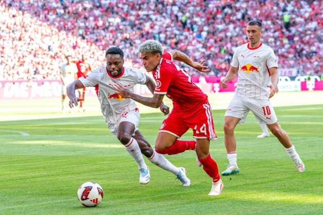 München, Deutschland 15. August 2026: Telekom Cup - 2026 - FC Bayern München gegen RB Leipzig Im Bild: v. li. im Zweikampf Riedle Baku (RB) und Luis Diaz (FCB) *** Munich, Germany, August 15, 2026: Telekom Cup 2026, FC Bayern Munich vs. RB Leipzig. Pictured, from left, in a tackle: Riedle (RB) and Luis Diaz (FCB) Copyright: xFotostandx xNachtigallx