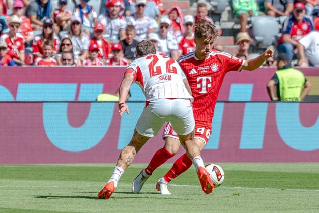 München, Deutschland 15. August 2026: Telekom Cup - 2026 - FC Bayern München gegen RB Leipzig Im Bild: v. li. im Zweikampf David Raum (RB) und Tim Binder (FCB) *** Munich, Germany, August 15, 2026: Telekom Cup 2026, FC Bayern Munich vs. RB Leipzig. Pictured, from left, in a tackle: David Raum (RB) and Tim Binder (FCB) Copyright: xFotostandx xNachtigallx