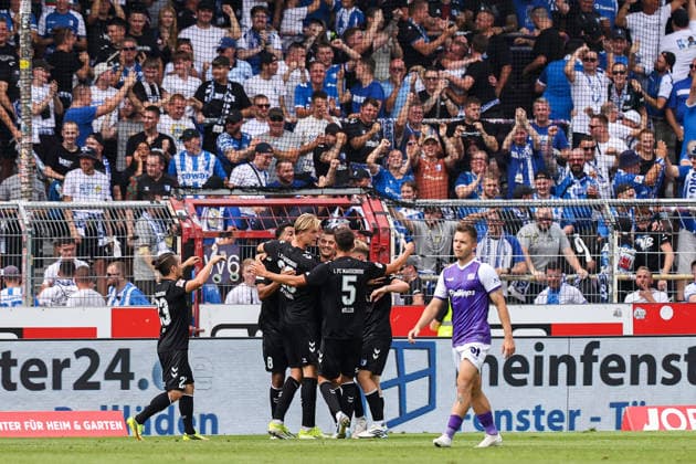 2026.08.15, xkwix, Fußball, 2. Bundesliga, VfL Osnabrück - 1. FC Magdeburg, Stadion an der Bremer Brücke, 2.Spieltag, Saison 2026 2027: Die Mannschaft aus Magdeburg jubeld vor ihrem Block wo Fans Jubeln DFB regulations prohibit any use of photographs as image sequences and or quasi-video. Photo: xKamilxWilkowskixPressefotoKochx Niedersachsen Deutschland *** August 15, 2026, xkwix, Soccer, 2. Bundesliga, VfL Osnabrück 1 FC Magdeburg, Stadion an der Bremer Brücke, Matchday 2, 2026–2027 Season. The Magdeburg team celebrates in front of their section, where fans are cheering. DFB regulations prohibit any use of photographs as image sequences and or quasi-video. Photo: xKamilxWilkowskixPressefotoKochx, Lower Saxony, Germany