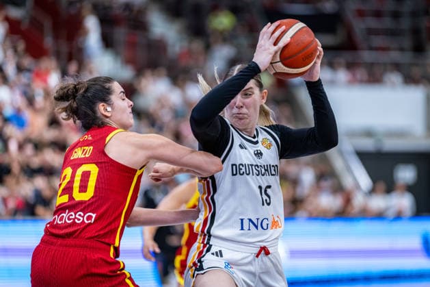 Basketball Ludwigsburg 15.08.2026 DBB Frauen Nationalmannschaft 2026 Testspiel Deutschland (GER) vs Spanien (ESP) Luisa Geiselsöder (Deutschland, No.15) Geiselsoder Paula Ginzo (Spanien, No.20) *** Basketball Ludwigsburg, August 15, 2026; DBB Women s National Team 2026; Friendly Match: Germany (GER) vs. Spain (ESP); Luisa Geiselsöder (Germany, No. 15); Paula Ginzo (Spain, No. 20)