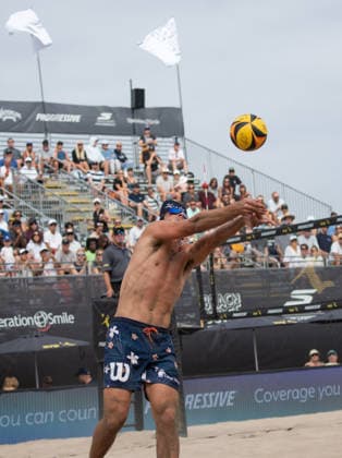August 15, 2026, Manhattan Beach, California, USA: TROY FIELD receives a ball during his first match on Saturday at the Manhattan Beach Open. Manhattan Beach USA - ZUMAl183 20260815_znp_l183_013 Copyright: xJasenxLaksx