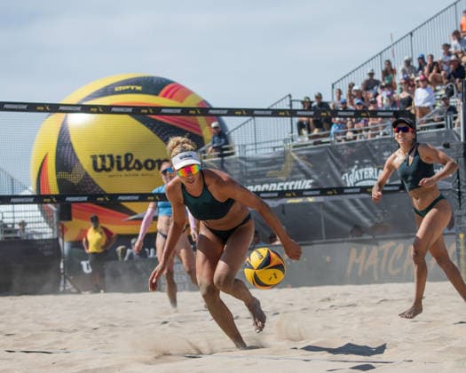 August 15, 2026, Manhattan Beach, California, USA: BRANDIE WILKERSON watches as the ball lands out of bounds while partner MELISSA HUMANA-PAREDES looks on. Manhattan Beach USA - ZUMAl183 20260815_znp_l183_019 Copyright: xJasenxLaksx