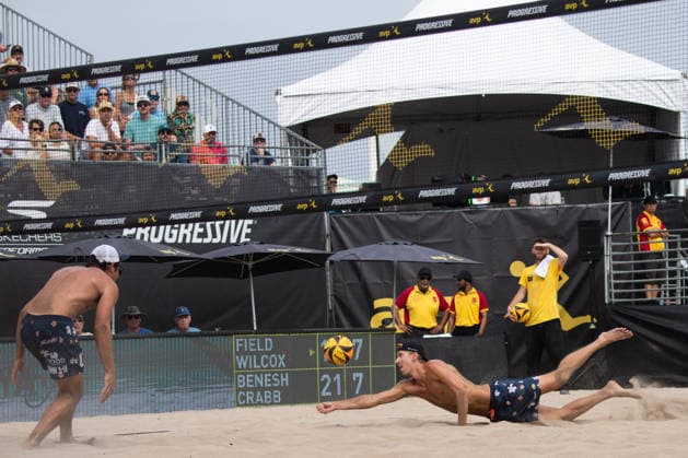 August 15, 2026, Manhattan Beach, California, USA: RYAN WILCOX digs a ball during his first match on day two at the Manhattan Beach Open. Manhattan Beach USA - ZUMAl183 20260815_znp_l183_015 Copyright: xJasenxLaksx