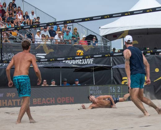 August 15, 2026, Manhattan Beach, California, USA: RYAN WILCOX digs a ball during his first match on day two at the Manhattan Beach Open. Manhattan Beach USA - ZUMAl183 20260815_znp_l183_012 Copyright: xJasenxLaksx