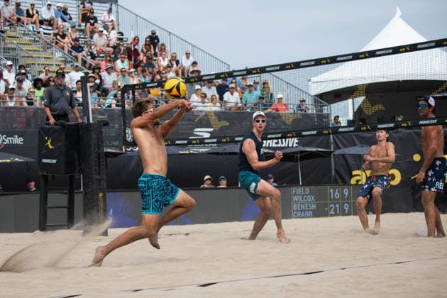 August 15, 2026, Manhattan Beach, California, USA: TAYLOR CRABB receives a ball during his first match on day two of the Manhattan Beach Open. Manhattan Beach USA - ZUMAl183 20260815_znp_l183_026 Copyright: xJasenxLaksx