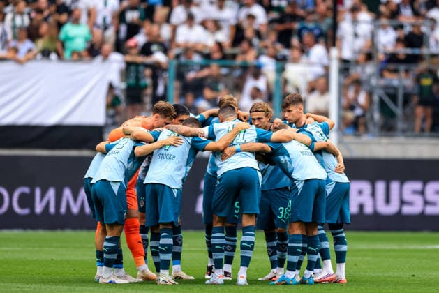MOENCHENGLADBACH, GERMANY - AUGUST 15: The starting eleven of Borussia Monchengladbach form a huddle prior to the pre-season friendly match between Borussia Monchengladbach and Aston Villa at the ista-Borussia-Park on August 15, 2026 in Moenchengladbach, Germany.  Copyright: xRenexNijhuis MBxMediax