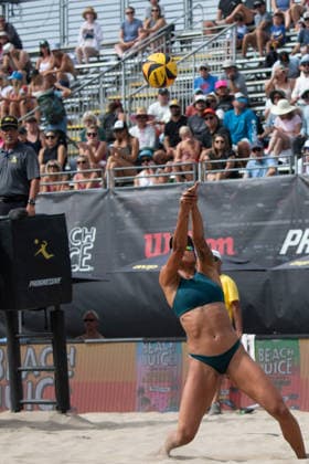 August 15, 2026, Manhattan Beach, California, USA: BRANDIE WILKERSON receives a ball during her second match on day two at the Manhattan Beach Open. Manhattan Beach USA - ZUMAl183 20260815_znp_l183_024 Copyright: xJasenxLaksx