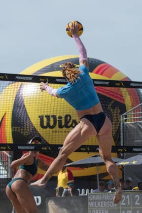 August 15, 2026, Manhattan Beach, California, USA: CHLOE LOREEN spikes a ball during her second match on day two at the Manhattan Beach Open. Manhattan Beach USA - ZUMAl183 20260815_znp_l183_002 Copyright: xJasenxLaksx