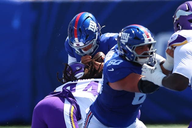 EAST RUTHERFORD, NJ - AUGUST 15: Jay Ward 24 of the Minnesota Vikings hits Jaxson Dart 6 of the New York Giants during the pre-season game on August 15, 2026 at MetLife Stadium in East Rutherford, New Jersey. (Photo by Rich Graessle Icon Sportswire) NFL, American Football Herren, USA AUG 15 Vikings at Giants EDITORIAL USE ONLY Icon26081530604