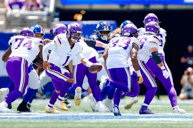 August 15, 2026: During the game, Minnesota Vikings quarterback Kyler Murray (1) hands the ball off to Minnesota Vikings running back Aaron Jones Sr. (33) in a NFL, American Football Herren, USA preseason game at MetLife Stadium in East Rutherford, NJ. The Minnesota Vikings defeat the New York Giants 13-10. Cal Media East Rutherford USA - ZUMAc04_ 20260815_faf_c04_239 Copyright: xShaquanxWoodyx
