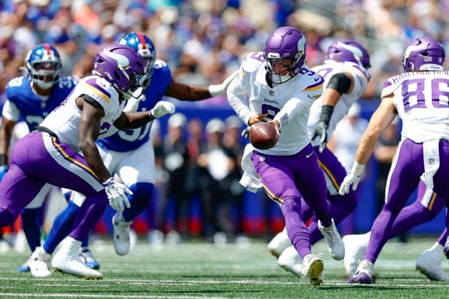 August 15, 2026: During the game, Minnesota Vikings quarterback J.J. McCarthy (9) hands the ball off in a NFL, American Football Herren, USA preseason game at MetLife Stadium in East Rutherford, NJ. The Minnesota Vikings defeat the New York Giants 13-10. Cal Media East Rutherford USA - ZUMAc04_ 20260815_faf_c04_277 Copyright: xShaquanxWoodyx