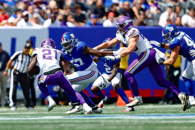 August 15, 2026: During the game, New York Giants defensive end Chauncey Golston (57) pursues Minnesota Vikings running back Demond Claiborne (21) in a NFL, American Football Herren, USA preseason game at MetLife Stadium in East Rutherford, NJ. The Minnesota Vikings defeat the New York Giants 13-10. Cal Media East Rutherford USA - ZUMAc04_ 20260815_faf_c04_262 Copyright: xShaquanxWoodyx