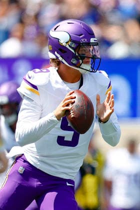 August 15, 2026: During the game, Minnesota Vikings quarterback J.J. McCarthy (9) drops back in a NFL, American Football Herren, USA preseason game at MetLife Stadium in East Rutherford, NJ. The Minnesota Vikings defeat the New York Giants 13-10. Cal Media East Rutherford USA - ZUMAc04_ 20260815_faf_c04_248 Copyright: xShaquanxWoodyx