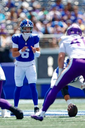 August 15, 2026: During the game, New York Giants quarterback Jaxson Dart (6) prepares to receive a snap in a NFL, American Football Herren, USA preseason game at MetLife Stadium in East Rutherford, NJ. The Minnesota Vikings defeat the New York Giants 13-10. Cal Media East Rutherford USA - ZUMAc04_ 20260815_faf_c04_244 Copyright: xShaquanxWoodyx