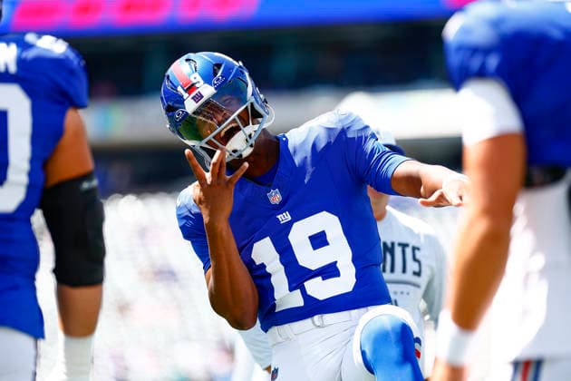 August 15, 2026: Before the game, New York Giants quarterback Jameis Winston (19) interacts with New York Giants quarterback Jaxson Dart (6) in a NFL, American Football Herren, USA preseason game at MetLife Stadium in East Rutherford, NJ. The Minnesota Vikings defeat the New York Giants 13-10. Cal Media East Rutherford USA - ZUMAc04_ 20260815_faf_c04_040 Copyright: xShaquanxWoodyx