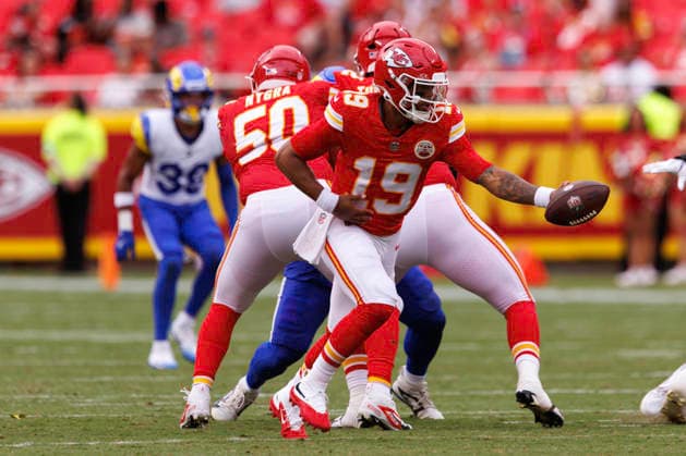 KANSAS CITY, MO - AUGUST 15: Kansas City Chiefs quarterback Chris Oladokun (19) looks to hand off during the second half against the Los Angeles Rams on August 15th at Arrowhead Stadium in Kansas City, Missouri. (Photo by William Purnell Icon Sportswire) NFL, American Football Herren, USA AUG 15 Rams at Chiefs EDITORIAL USE ONLY Icon2026081502477