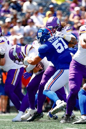 August 15, 2026: During the game, Minnesota Vikings quarterback J.J. McCarthy (9) gets sacked by New York Giants linebacker Jack Kelly (51) in a NFL, American Football Herren, USA preseason game at MetLife Stadium in East Rutherford, NJ. The Minnesota Vikings defeat the New York Giants 13-10. Cal Media East Rutherford USA - ZUMAc04_ 20260815_faf_c04_055 Copyright: xShaquanxWoodyx