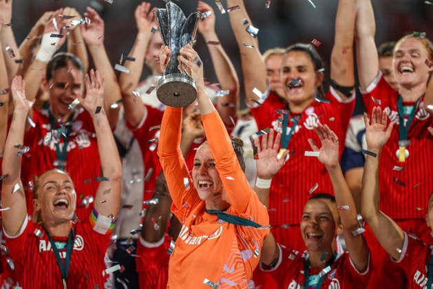 GER, Ingolstadt, Bayern München vs VfL Wolfsburg, DFB, Google Pixel Supercup der Frauen, Fussball, Spielzeit 2026 2027, Audi-Sportpark, Finale im Bild: FC Bayern München gewinnen den Supercup, Freude und Emotionen nach dem Sieg mit dem Pokal, 3:0 nach Toren, Ena Mahmutovic (FC Bayern München Frauen 1) DFB DFL REGULATIONS PROHIBIT ANY USE OF PHOTOGRAPHS AS IMAGE SEQUENCES AND OR QUASI-VIDEO, 15.08.2026 *** GER, Ingolstadt, Bayern Munich vs. VfL Wolfsburg, DFB, Google Pixel Women s Super Cup, soccer, 2026–2027 season, Audi Sportpark, Final in Pictures: FC Bayern Munich Wins the Super Cup, Joy and Emotion After the Victory with the Trophy, 3–0 on Goals, Ena Mahmutovic, FC Bayern Munich Women 1. DFB and DFL regulations prohibit any use of photographs as image sequences and or quasi-video. August 15, 2026 Copyright: HMBxMedia HendrikxHamelau