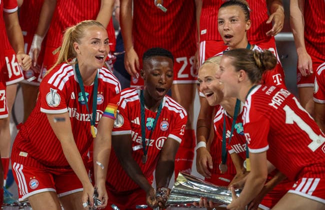GER, Ingolstadt, Bayern München vs VfL Wolfsburg, DFB, Google Pixel Supercup der Frauen, Fussball, Spielzeit 2026 2027, Audi-Sportpark, Finale im Bild: FC Bayern München gewinnen den Supercup, Freude und Emotionen nach dem Sieg mit dem Pokal, 3:0 nach Toren DFB DFL REGULATIONS PROHIBIT ANY USE OF PHOTOGRAPHS AS IMAGE SEQUENCES AND OR QUASI-VIDEO, 15.08.2026 *** GER, Ingolstadt, Bayern Munich vs. VfL Wolfsburg, DFB, Google Pixel Women’s Super Cup, soccer, 2026–2027 season, Audi Sportpark, Final in Pictures: FC Bayern Munich wins the Super Cup, Joy and excitement after the victory with the trophy, 3–0 in goals. DFB and DFL regulations prohibit any use of photographs as image sequences and or quasi-video. August 15, 2026 Copyright: HMBxMedia HendrikxHamelau