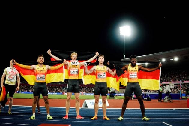 European Athletics Championships; Birmingham, 15.08.2026 Die deutschen Staffelläufer Heiko Gussmann, Marvin Schulte, Kevin Kranz und Lucas Ansah-Peprah feiern mit ihrer Nationalflagge nach ihrem 4x100m Finale Silber bei den Europameisterschaften im Leichtathletik im Alexander Stadium in Birmingham am 10. August 2026. *** European Athletics Championships, Birmingham, August 15, 2026. German relay runners Heiko Gussmann, Marvin Schulte, Kevin Kranz, and Lucas Ansah Peprah celebrate with their national flag after winning silver in the 4x100m final at the European Athletics Championships at Alexander Stadium in Birmingham on August 10, 2026 Copyright: xBEAUTIFULxSPORTS Flatemerschx