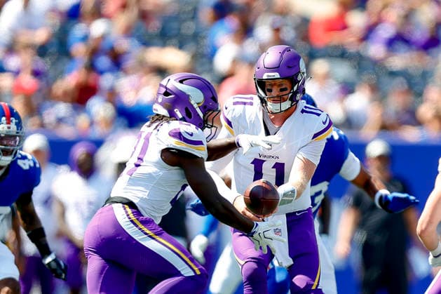August 15, 2026: During the game, Minnesota Vikings quarterback Carson Wentz (11) hands the ball off in a NFL, American Football Herren, USA preseason game at MetLife Stadium in East Rutherford, NJ. The Minnesota Vikings defeat the New York Giants 13-10. Cal Media East Rutherford USA - ZUMAc04_ 20260815_faf_c04_118 Copyright: xShaquanxWoodyx