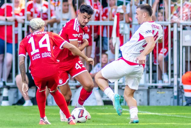 München, Deutschland 15. August 2026: Telekom Cup - 2026 - FC Bayern München gegen RB Leipzig Im Bild: v. li. im Zweikampf Luis Diaz (FCB), Aleksandar Pavlovic (FCB) und Brajan Gruda (RB) *** Munich, Germany, August 15, 2026 Telekom Cup 2026: FC Bayern Munich vs. RB Leipzig. Pictured, from left, in a tackle: Luis Diaz (FCB), Aleksandar Pavlovic (FCB), and Brajan Gruda (RB) Copyright: xFotostandx xNachtigallx